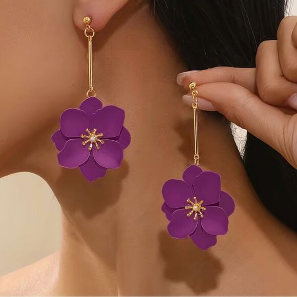 💜 Betsey Johnson New stunning dangle flower earrings 💜 - Picture 4 of 5
